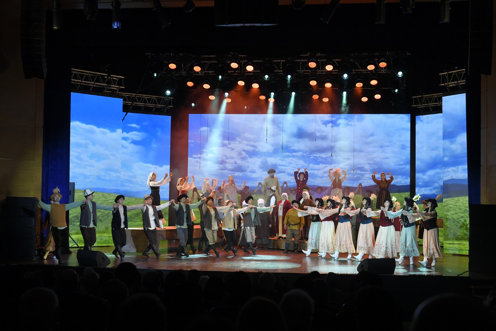 Akademik Milli Dram Teatrında Qırğız Milli Filarmoniyasının təqdimatında “Cəmilə” müzikli nümayiş olunub