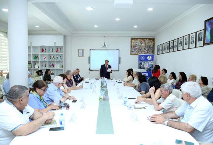 Ədəbiyyat İnstitutunda yarım ilin yekunları müzakirə olundu