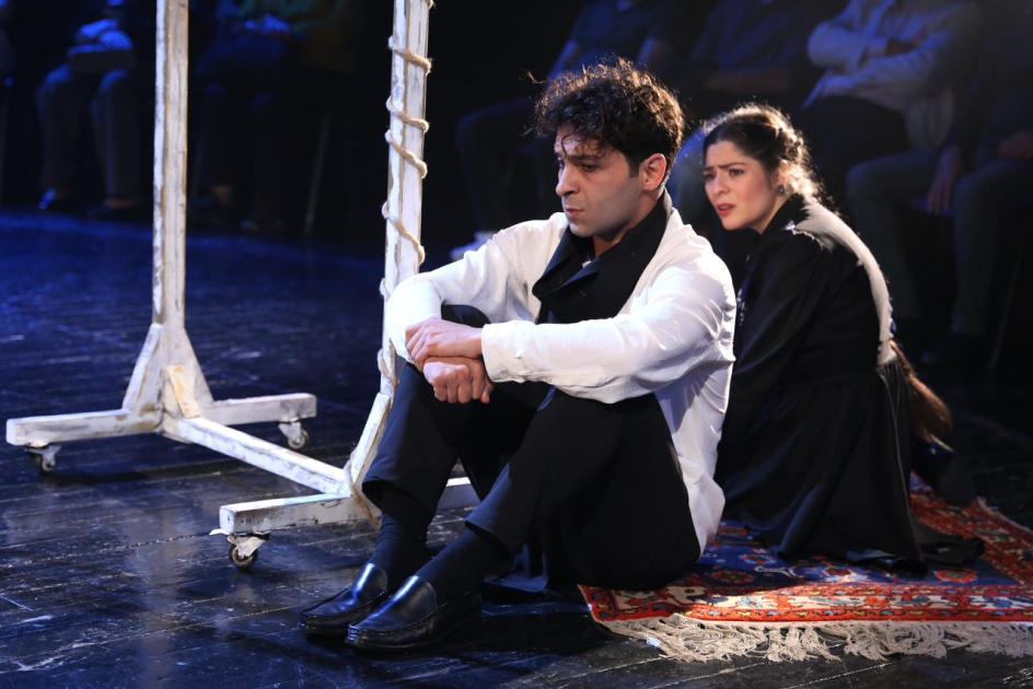 Gənc Tamaşaçılar Teatrında “Solğun çiçəklər”in premyerası oldu