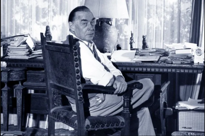 Məzar daşlarının satıcısı işləyən, anti-müharibə yazılarına görə təqib olunan... Erix Mariya Remark