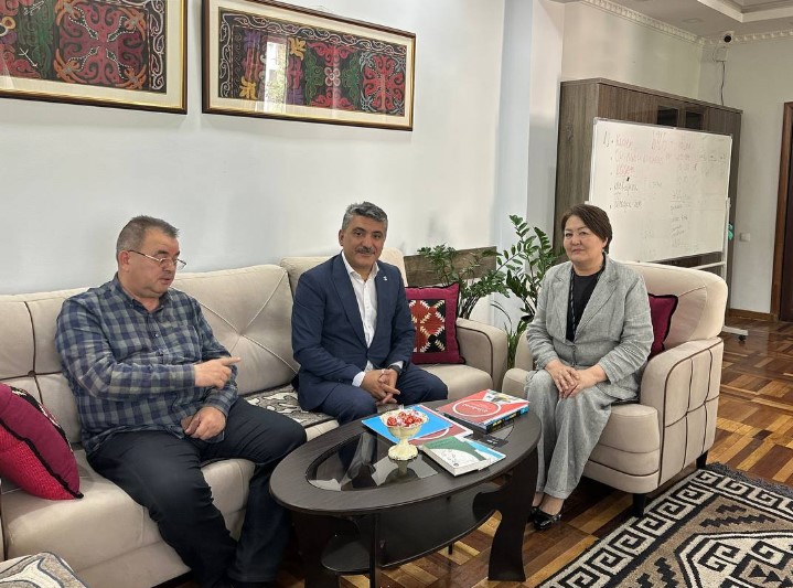 Şəmil Sadiq Qırğızıstanın təhsil naziri ilə görüşüb