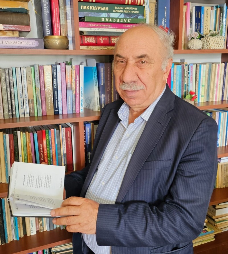 Sevgin əlimdən  tutur! -Əbülfət Mədətoğlunun şeirləri