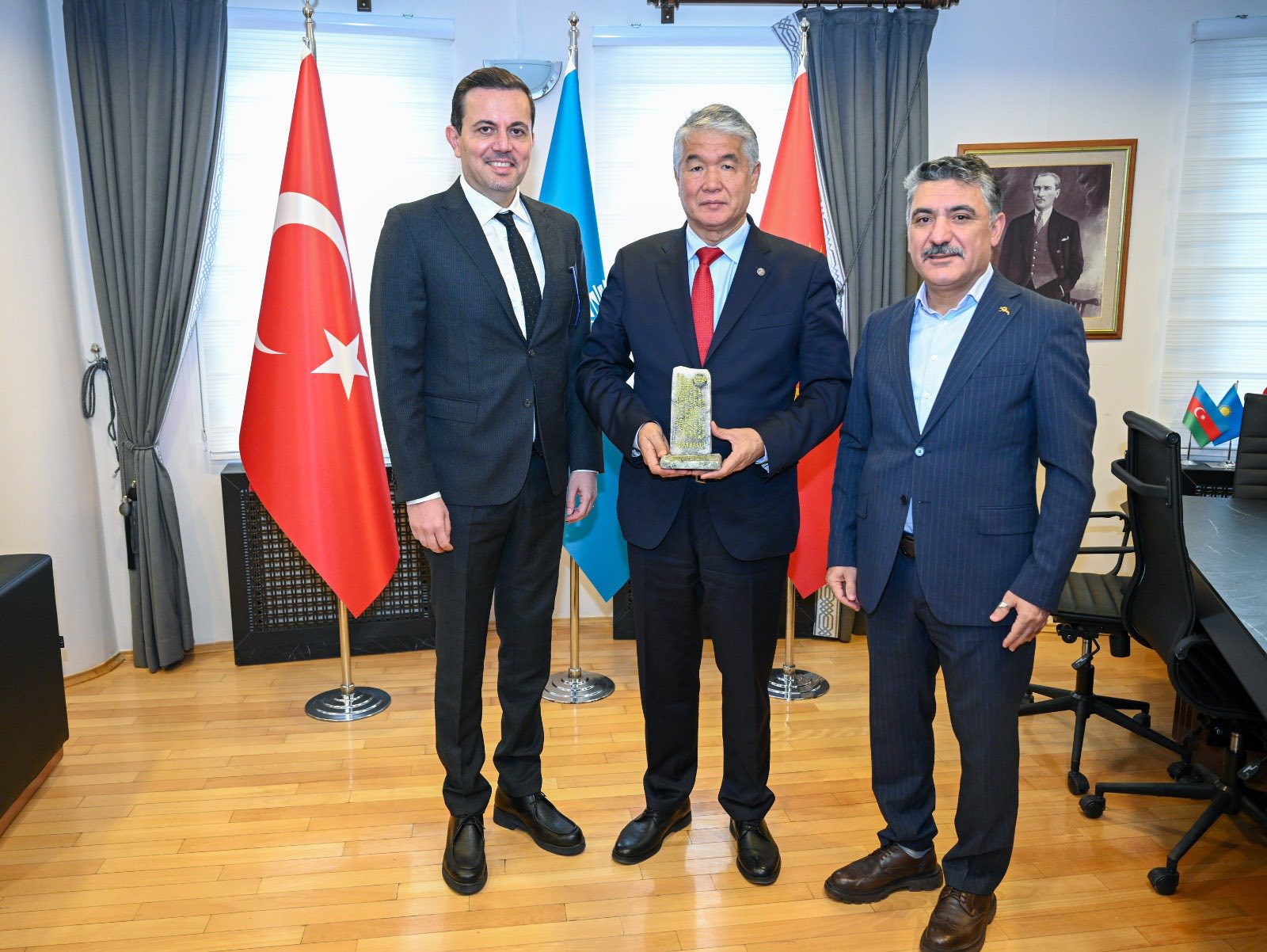 TÜRKSOY-un baş katibi Sultan Raevə "Turan bilgəsi" nominasiyası təqdim edilib