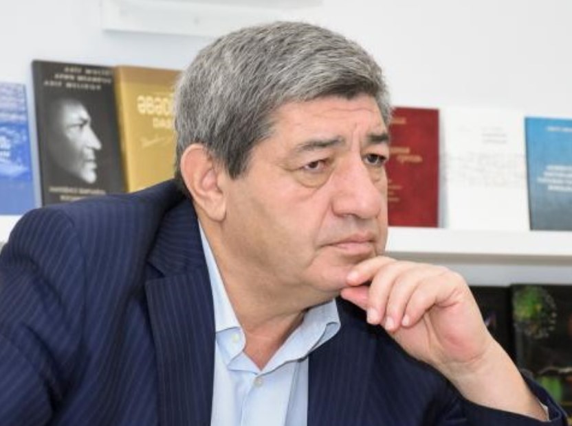 “Vopşe”, “tak çto”, “znaçit” sözlərini lüğətimizə daxil etməliyik”